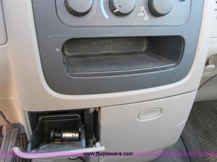 image for item H7620 2004 Dodge Ram 1500 pickup truck