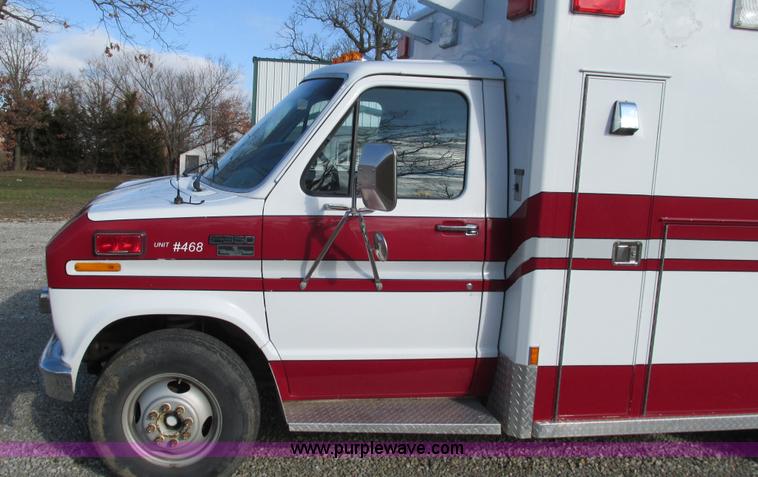 image for item I3136 1991 Ford E350 ambulance