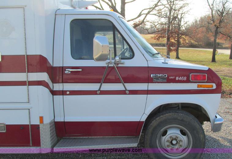 image for item I3136 1991 Ford E350 ambulance