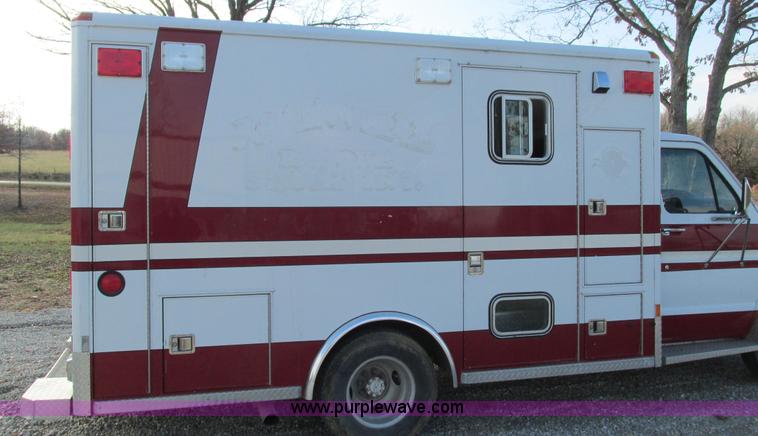 image for item I3136 1991 Ford E350 ambulance