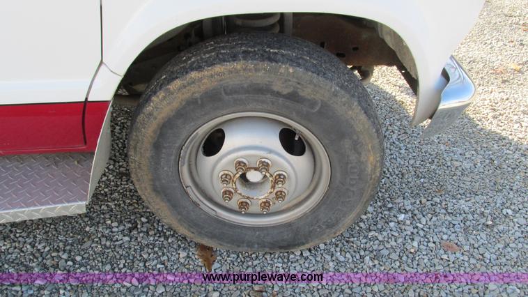 image for item I3136 1991 Ford E350 ambulance