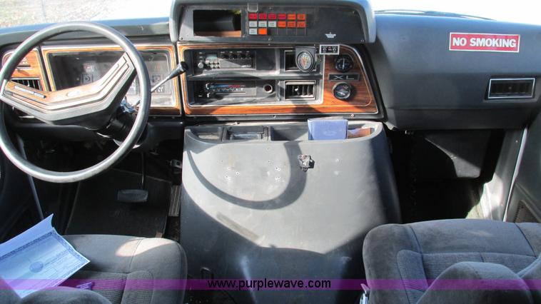 image for item I3136 1991 Ford E350 ambulance