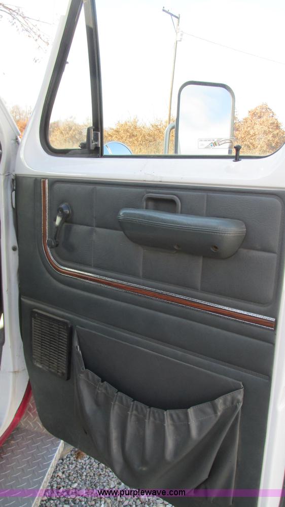 image for item I3136 1991 Ford E350 ambulance