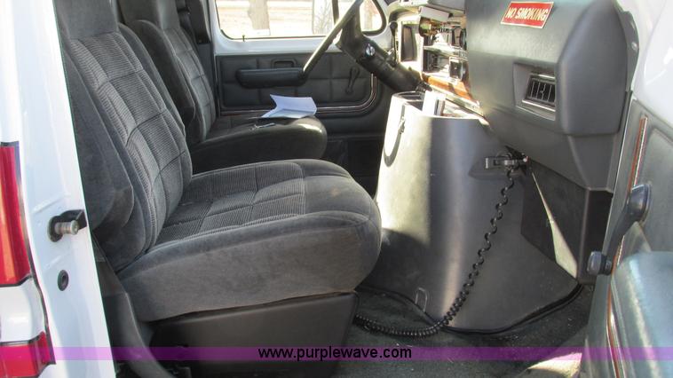 image for item I3136 1991 Ford E350 ambulance