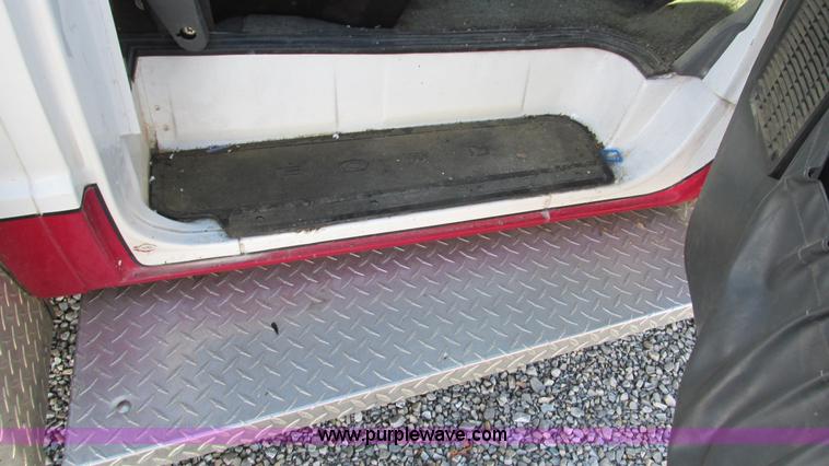 image for item I3136 1991 Ford E350 ambulance