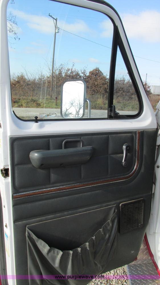 image for item I3136 1991 Ford E350 ambulance