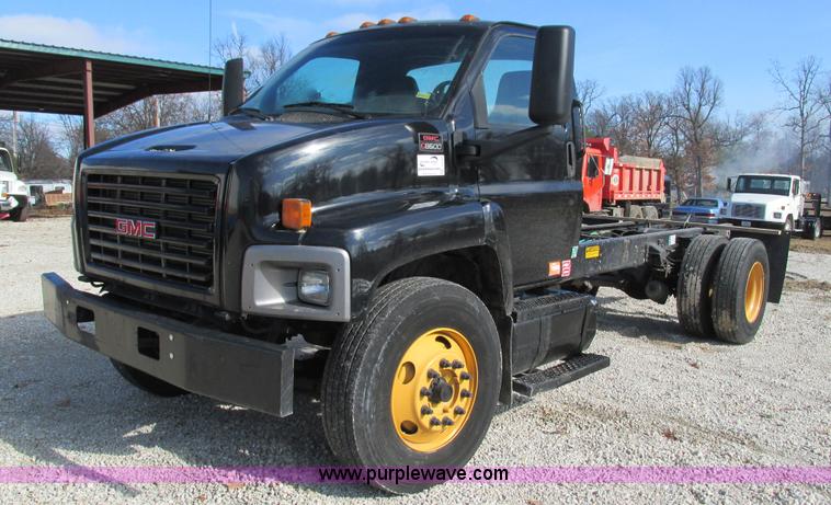 image for item I3140 2004 GMC C8500 cab and chassis