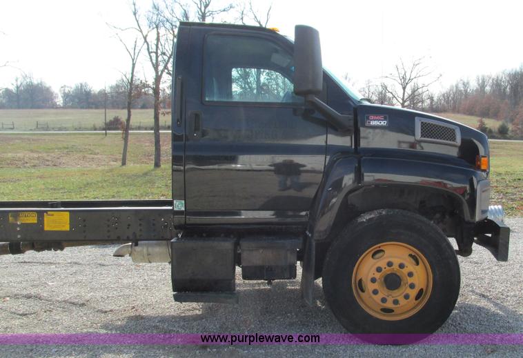 image for item I3140 2004 GMC C8500 cab and chassis