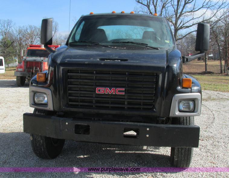 image for item I3140 2004 GMC C8500 cab and chassis