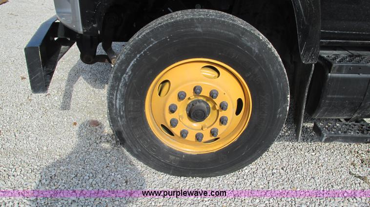 image for item I3140 2004 GMC C8500 cab and chassis