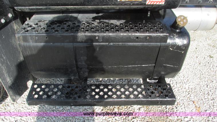 image for item I3140 2004 GMC C8500 cab and chassis