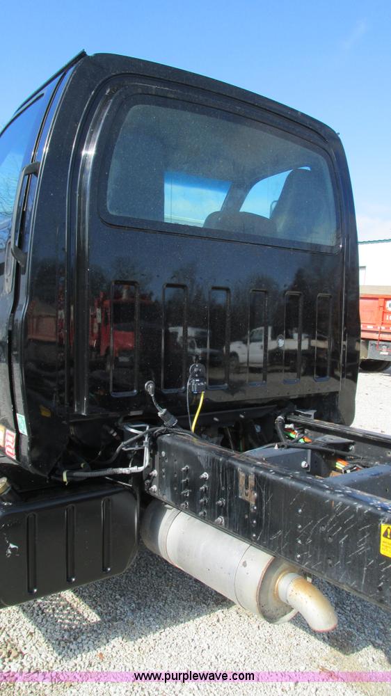 image for item I3140 2004 GMC C8500 cab and chassis