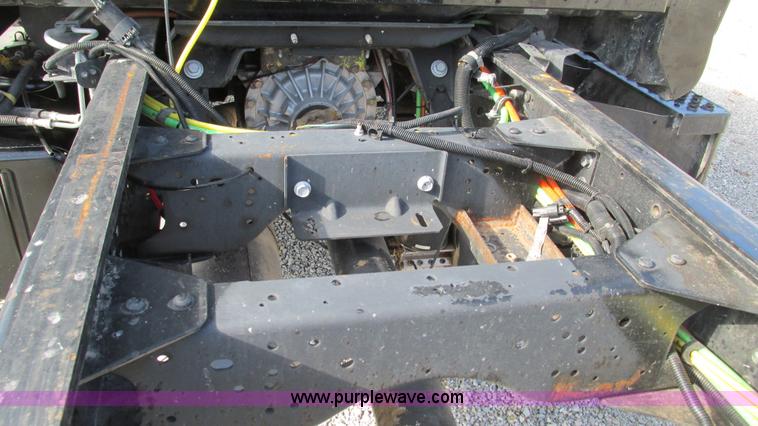 image for item I3140 2004 GMC C8500 cab and chassis