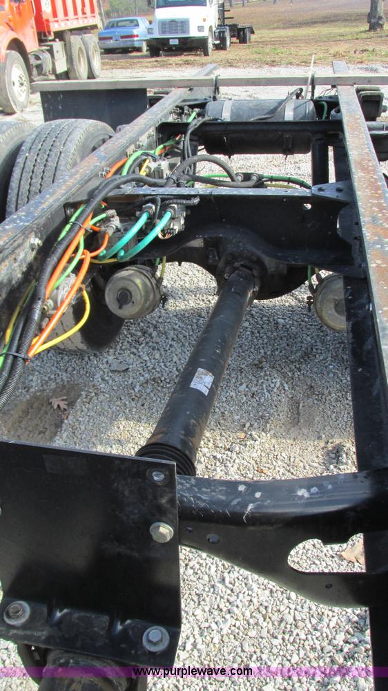 image for item I3140 2004 GMC C8500 cab and chassis