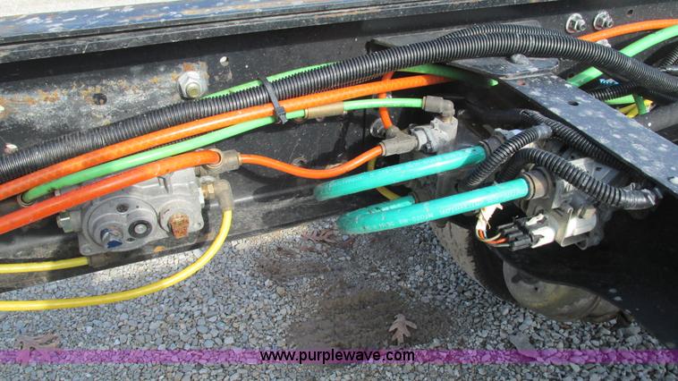 image for item I3140 2004 GMC C8500 cab and chassis