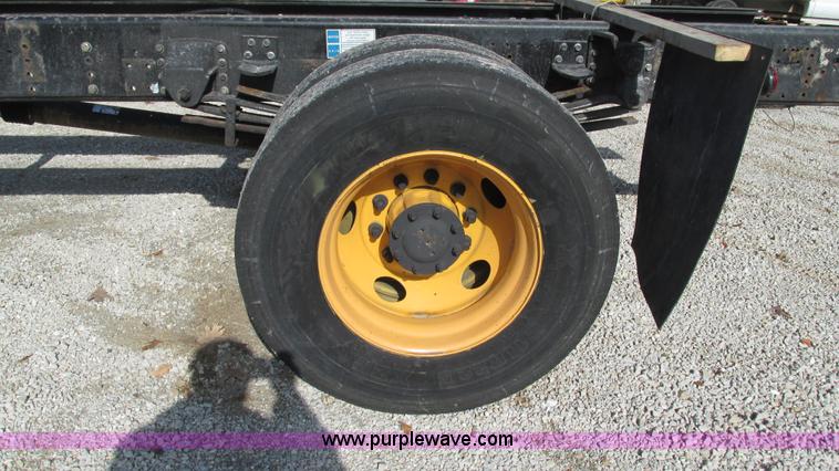 image for item I3140 2004 GMC C8500 cab and chassis