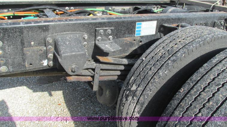 image for item I3140 2004 GMC C8500 cab and chassis