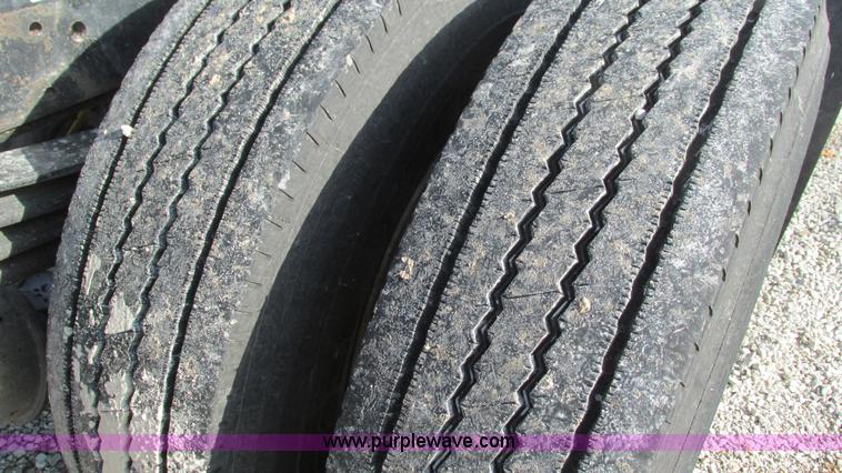 image for item I3140 2004 GMC C8500 cab and chassis