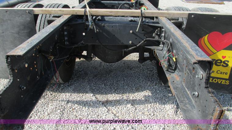 image for item I3140 2004 GMC C8500 cab and chassis