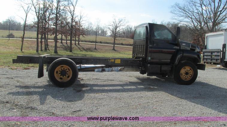 image for item I3140 2004 GMC C8500 cab and chassis