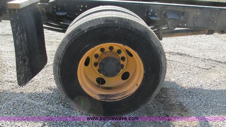 image for item I3140 2004 GMC C8500 cab and chassis