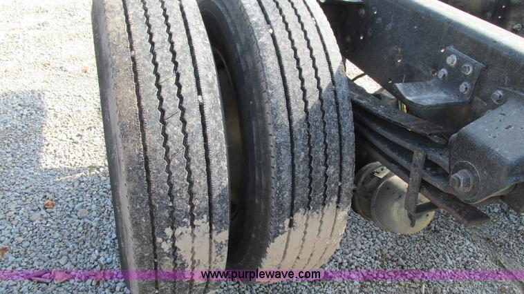 image for item I3140 2004 GMC C8500 cab and chassis