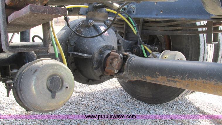 image for item I3140 2004 GMC C8500 cab and chassis