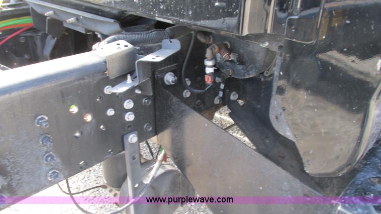 image for item I3140 2004 GMC C8500 cab and chassis