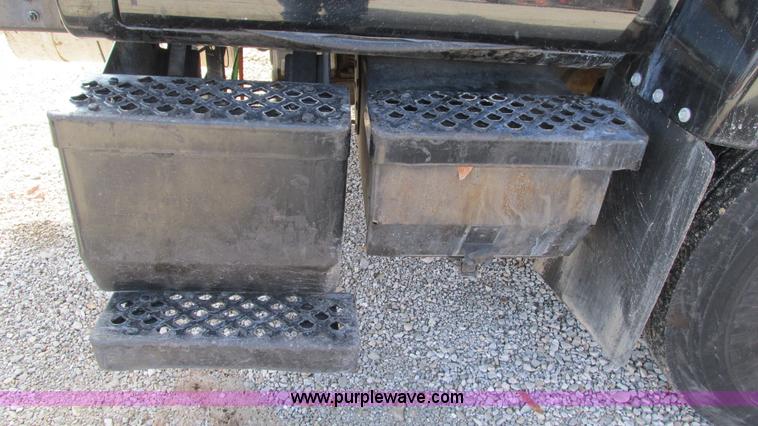 image for item I3140 2004 GMC C8500 cab and chassis