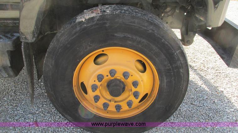 image for item I3140 2004 GMC C8500 cab and chassis