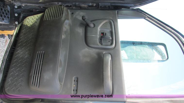 image for item I3140 2004 GMC C8500 cab and chassis