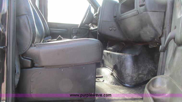 image for item I3140 2004 GMC C8500 cab and chassis