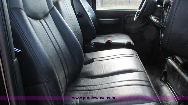 image for item I3140 2004 GMC C8500 cab and chassis