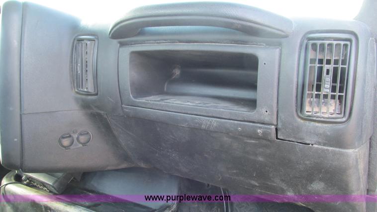 image for item I3140 2004 GMC C8500 cab and chassis