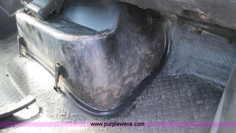 image for item I3140 2004 GMC C8500 cab and chassis