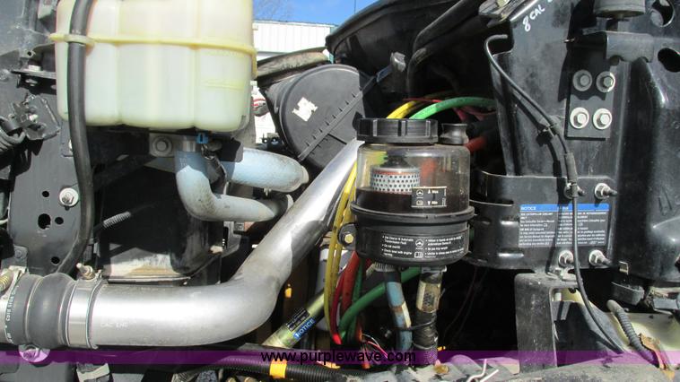 image for item I3140 2004 GMC C8500 cab and chassis