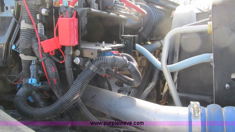 image for item I3140 2004 GMC C8500 cab and chassis