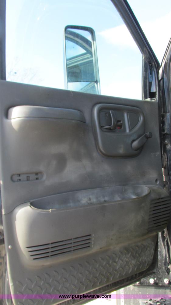 image for item I3140 2004 GMC C8500 cab and chassis