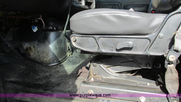 image for item I3140 2004 GMC C8500 cab and chassis