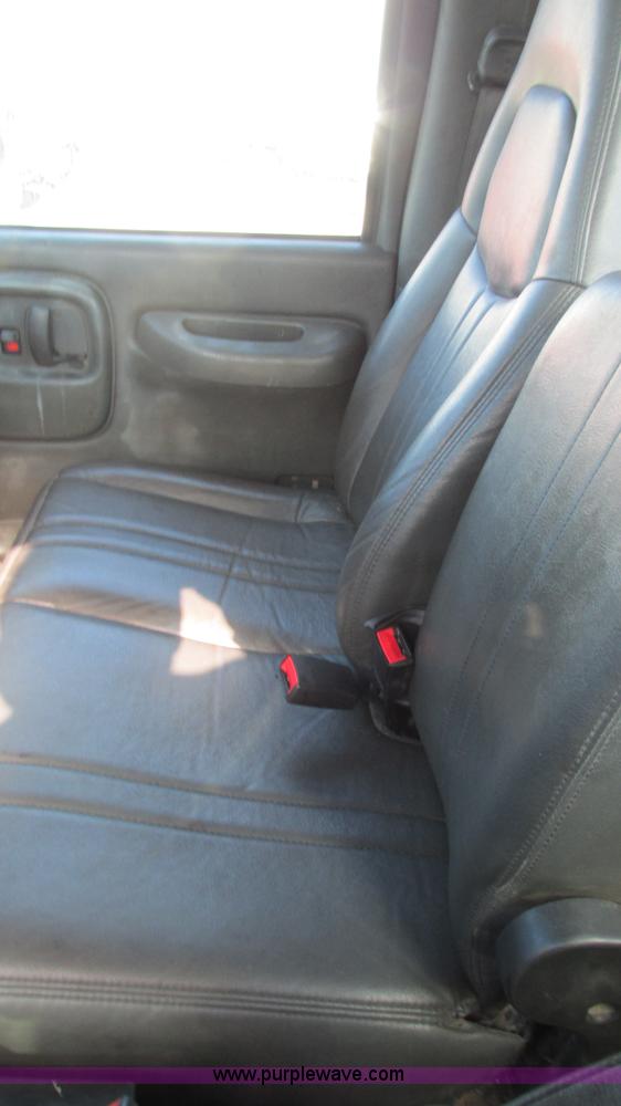 image for item I3140 2004 GMC C8500 cab and chassis