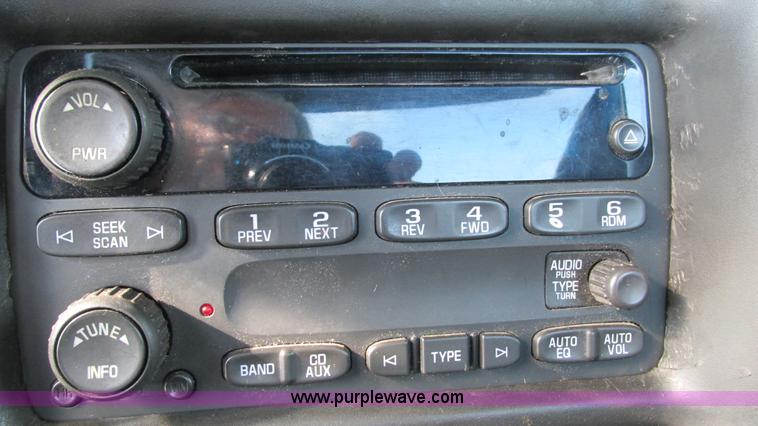 image for item I3140 2004 GMC C8500 cab and chassis