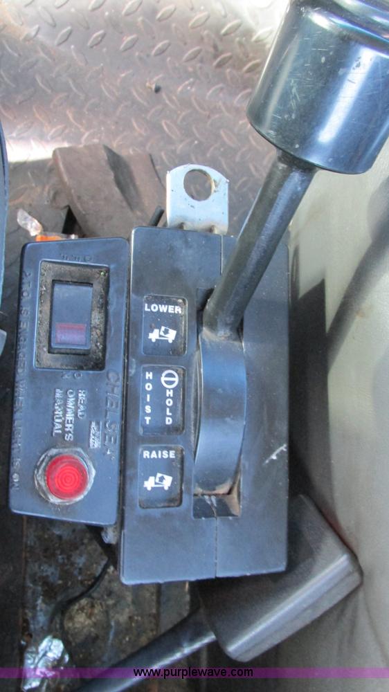 image for item I3140 2004 GMC C8500 cab and chassis