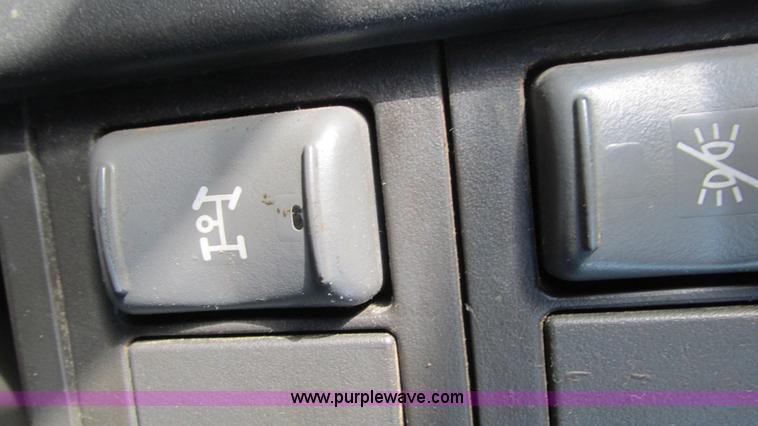 image for item I3140 2004 GMC C8500 cab and chassis