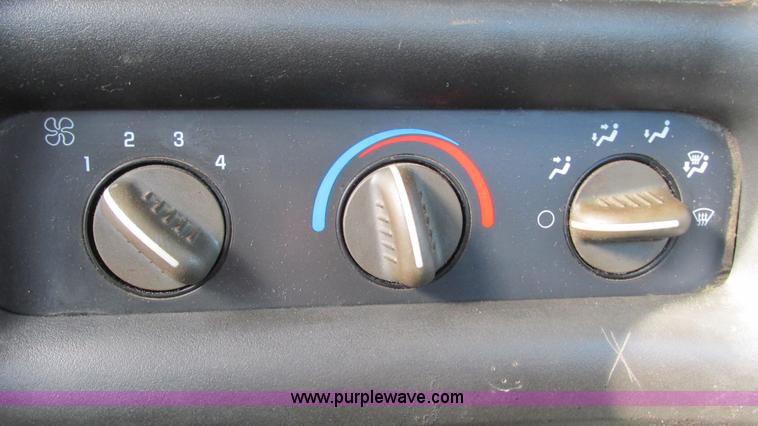 image for item I3140 2004 GMC C8500 cab and chassis