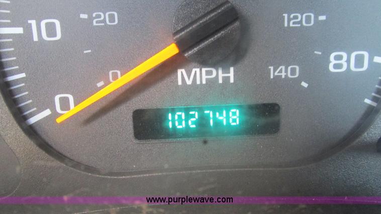 image for item I3140 2004 GMC C8500 cab and chassis