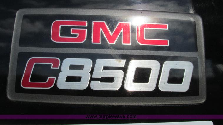 image for item I3140 2004 GMC C8500 cab and chassis