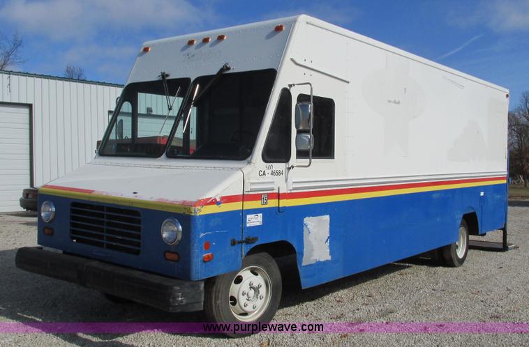 image for item I3141 1992 Oshkosh Utilimaster box truck