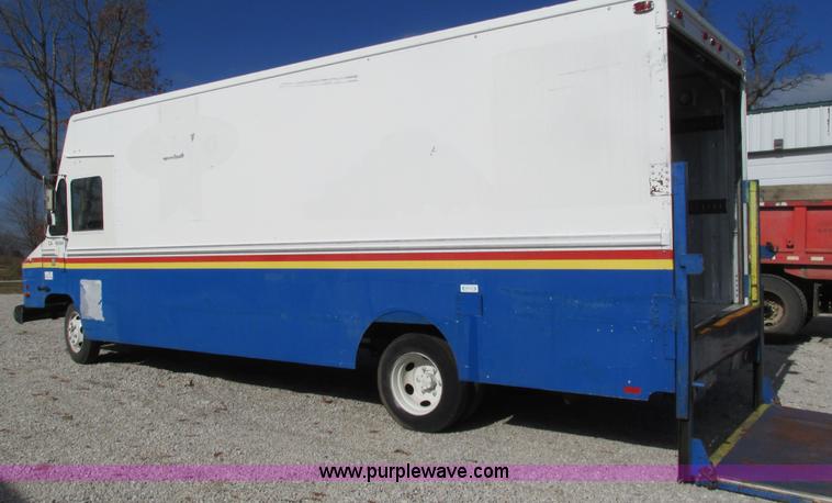 image for item I3141 1992 Oshkosh Utilimaster box truck