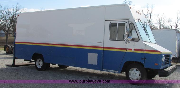 image for item I3141 1992 Oshkosh Utilimaster box truck