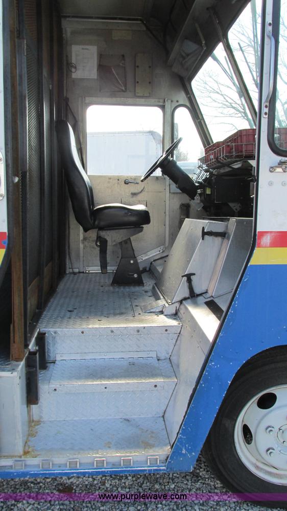 image for item I3141 1992 Oshkosh Utilimaster box truck